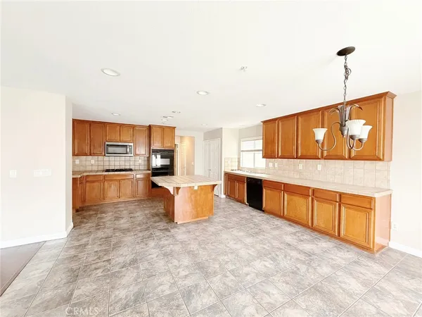 $3,900 | 16865 Cascades Place, Fontana, CA 92336