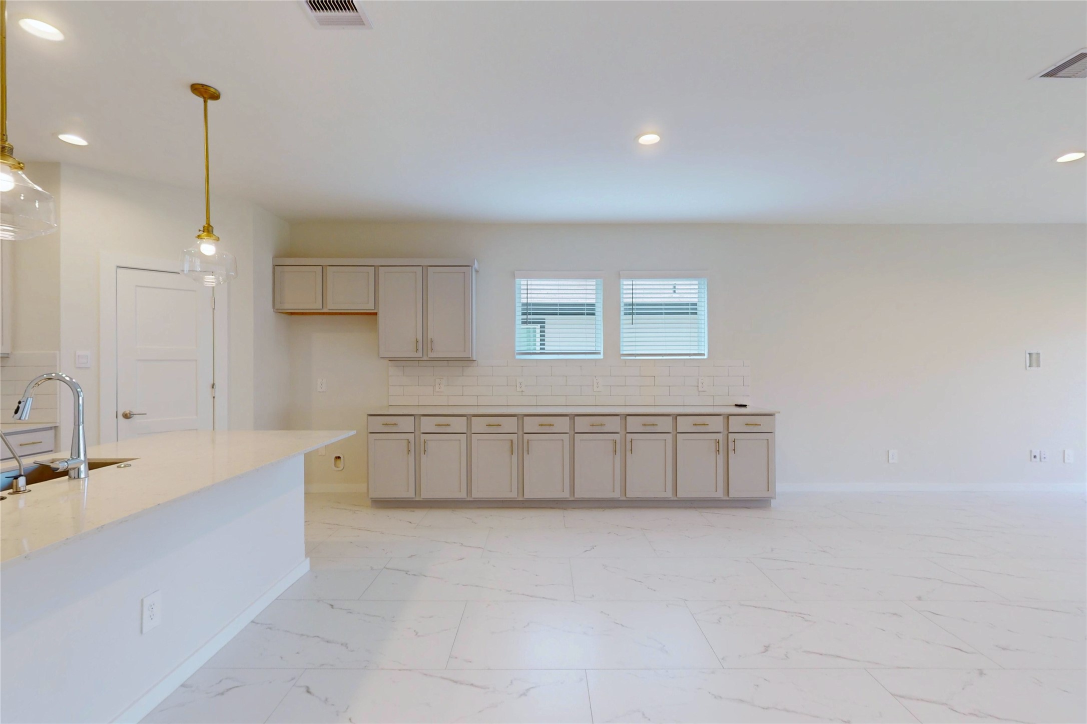 10428 Great Basin Lane Conroe, TX 77384 - Photo 12 of 28 a bathroom with a tub a sink and mirror
