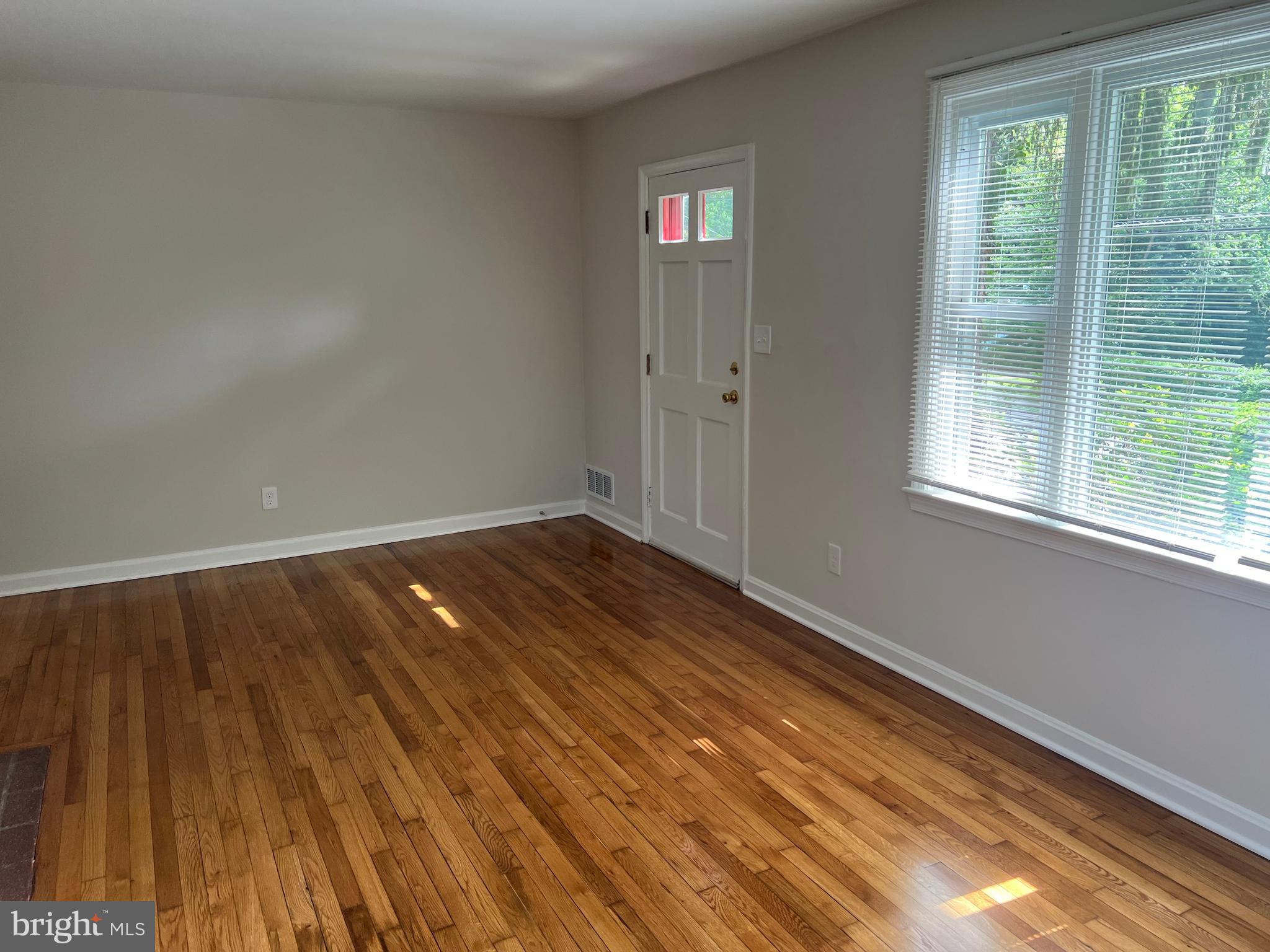 3140 Cofer Road Falls Church, VA 22042 - Photo 6 of 41 Living room