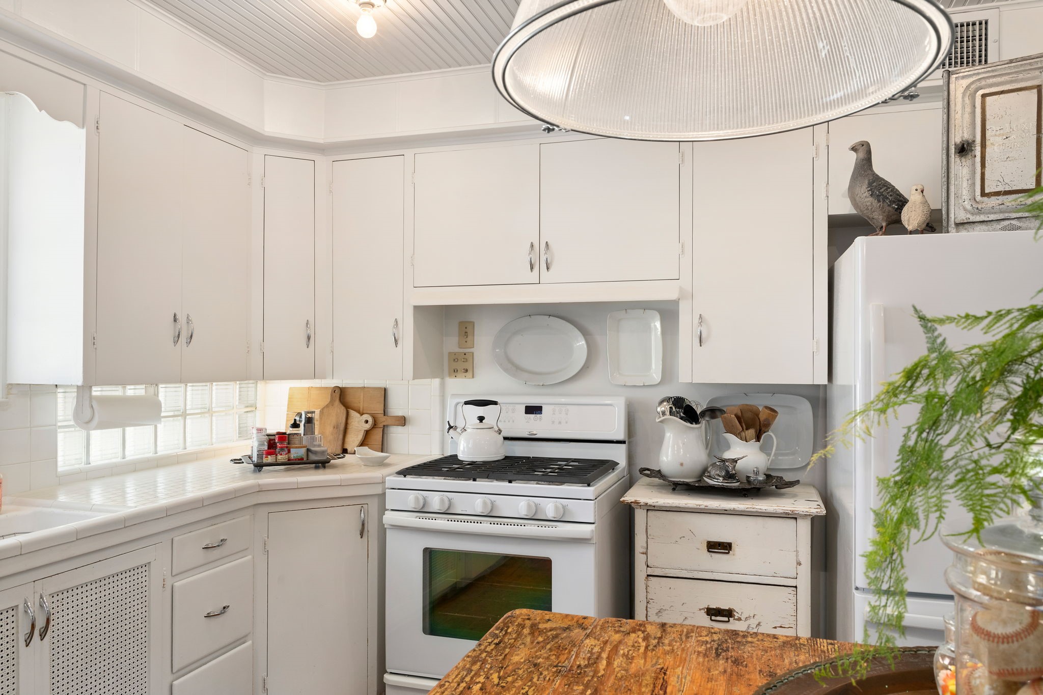 901 Anderson Street Schulenburg, TX 78956 - Photo 13 of 36 a kitchen with appliances a stove and cabinets