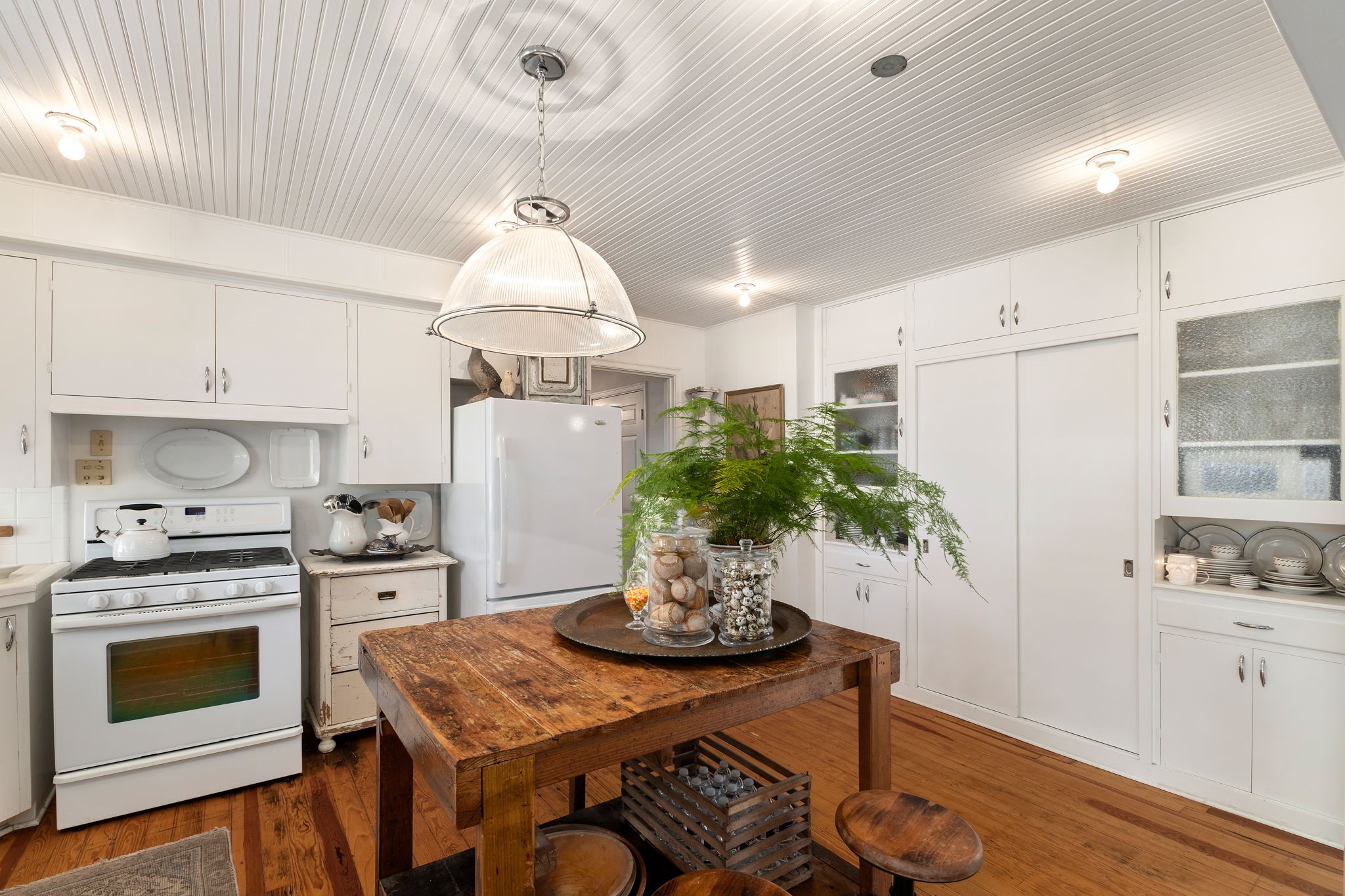 901 Anderson Street Schulenburg, TX 78956 - Photo 14 of 36 a kitchen with kitchen island a stove a table and chairs in it