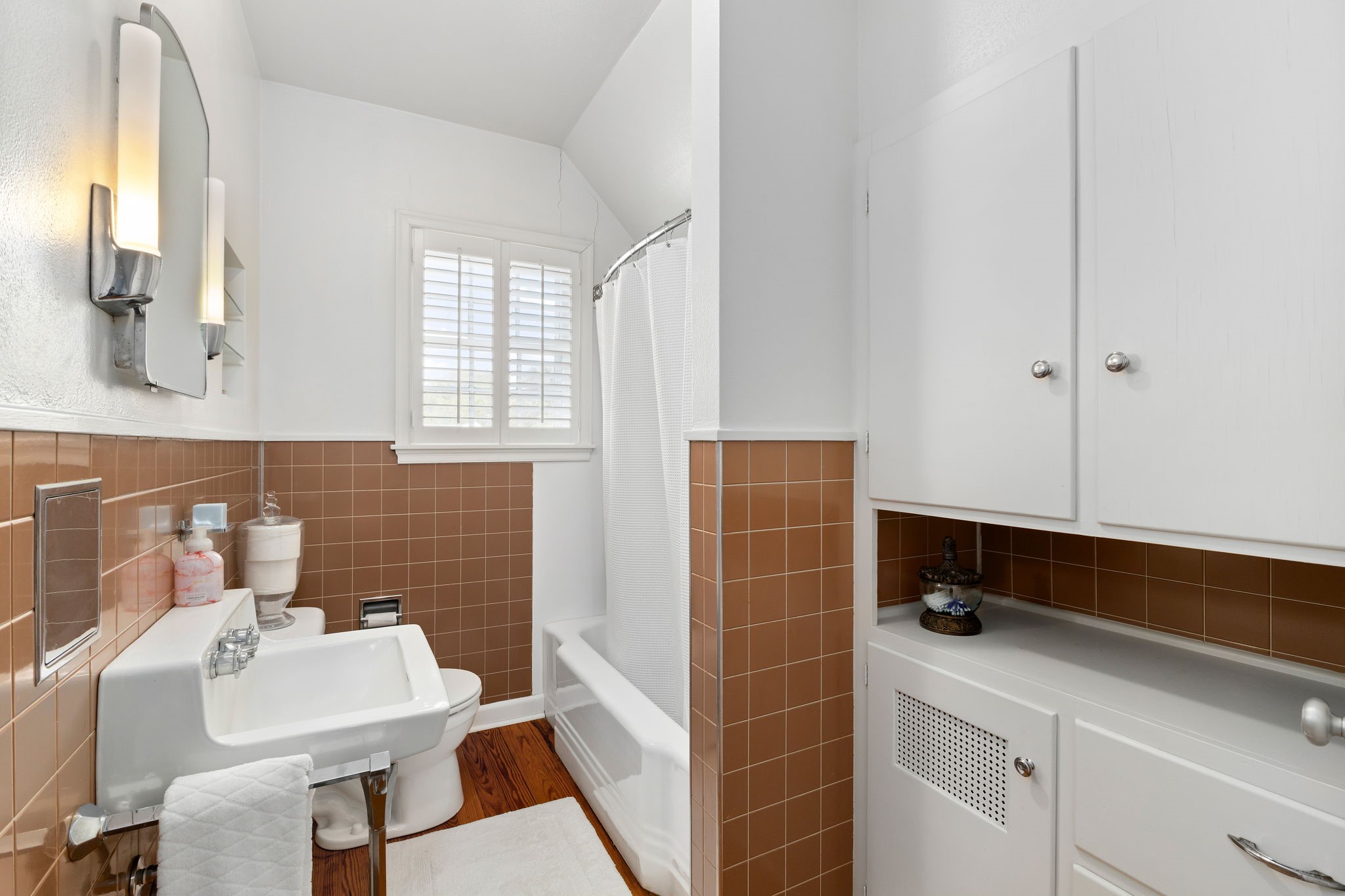 901 Anderson Street Schulenburg, TX 78956 - Photo 29 of 36 a bathroom with a sink and a mirror