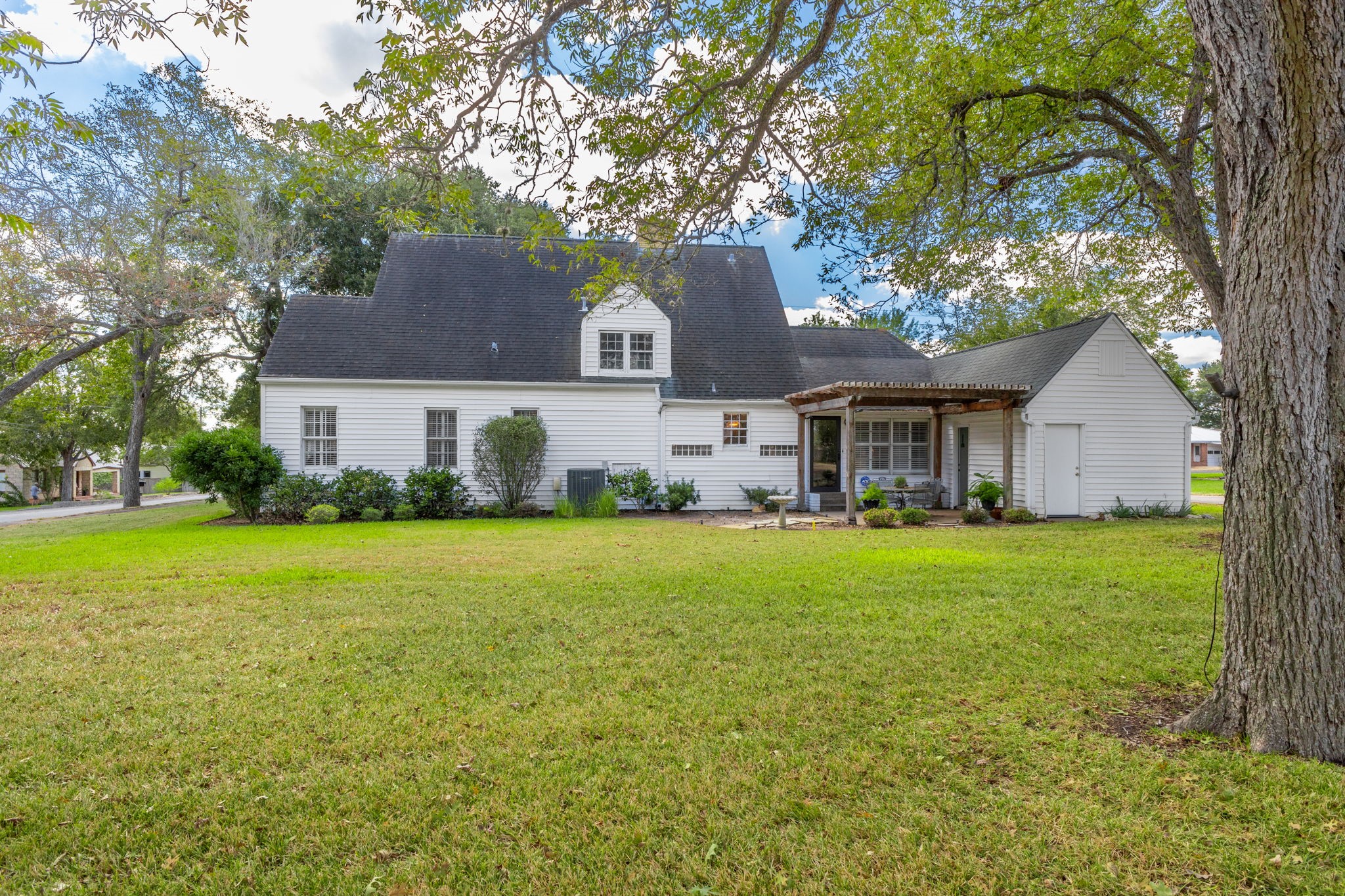 901 Anderson Street Schulenburg, TX 78956 - Photo 31 of 36 a front view of a house with garden