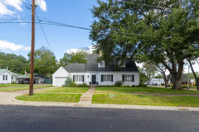 $429,500 | 901 Anderson Street, Schulenburg, TX 78956