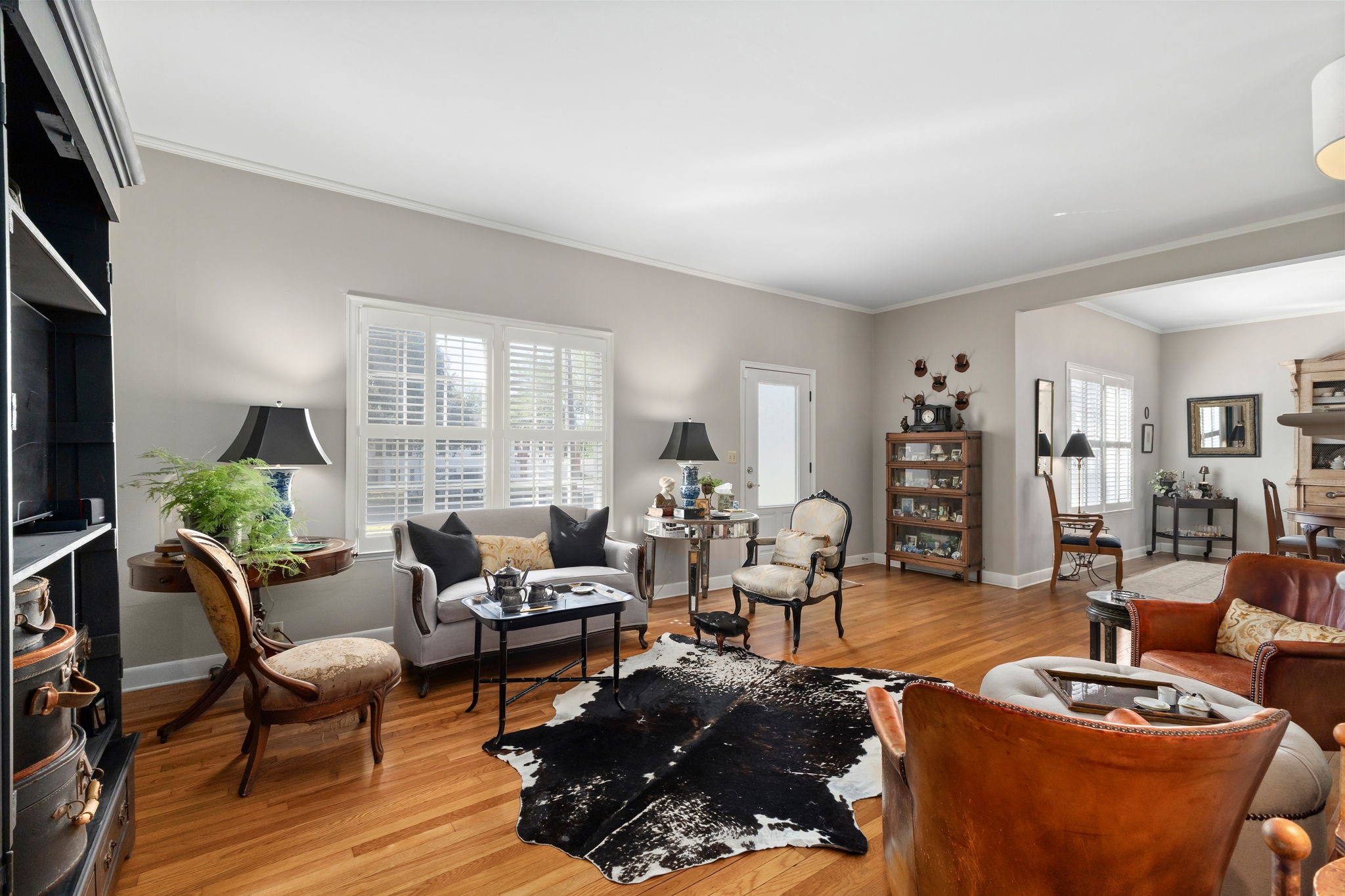 901 Anderson Street Schulenburg, TX 78956 - Photo 8 of 36 a living room with furniture wooden floor and a flat screen tv