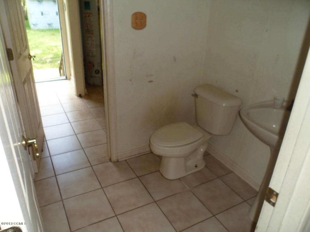 319 Gibbs Road New Bern, NC 28560 - Photo 8 of 17 half bath