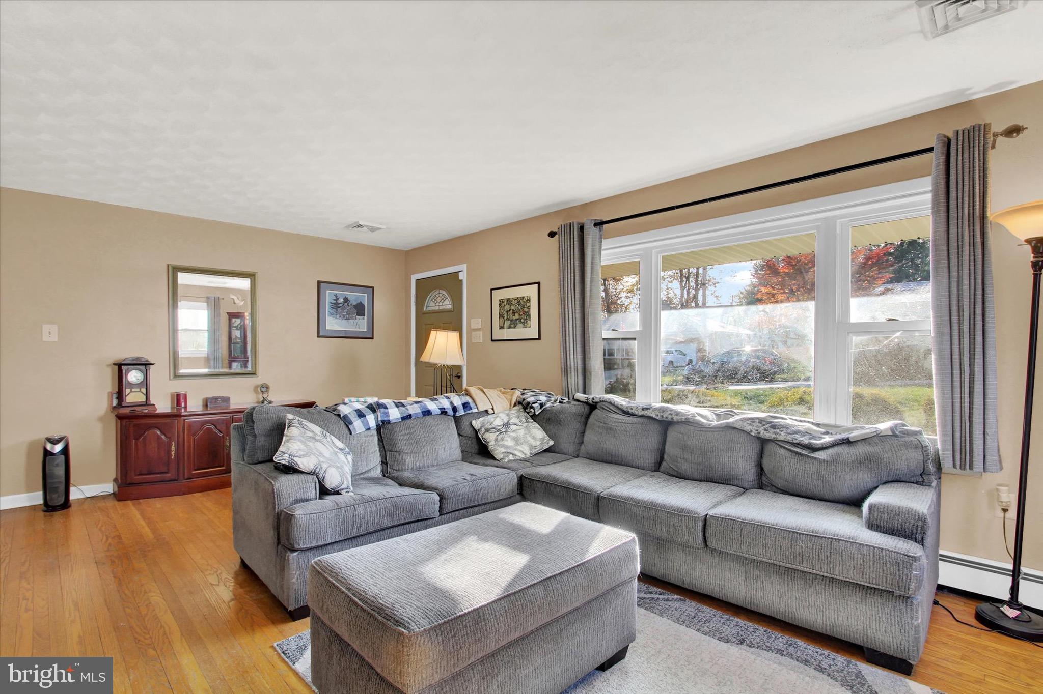 1377 Glendale Road York, PA 17403 - Photo 3 of 23 Gallery Image 3