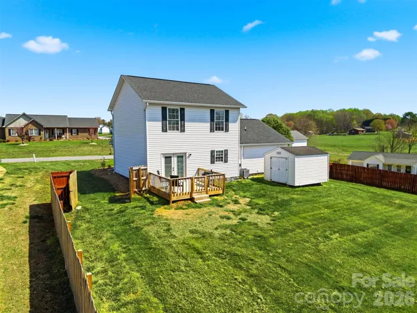 a view of a house with backyard