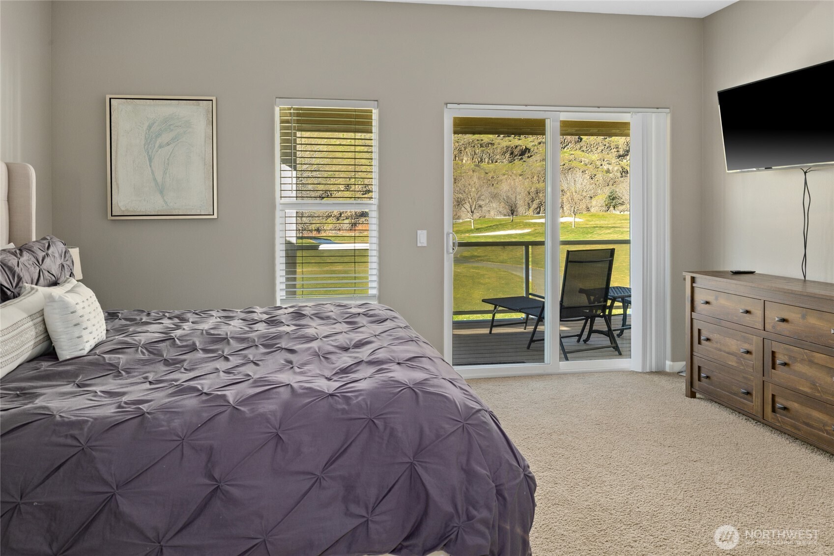 23041 Sunserra Loop Quincy, WA 98848 - Photo 20 of 38 a bedroom with a bed and a television