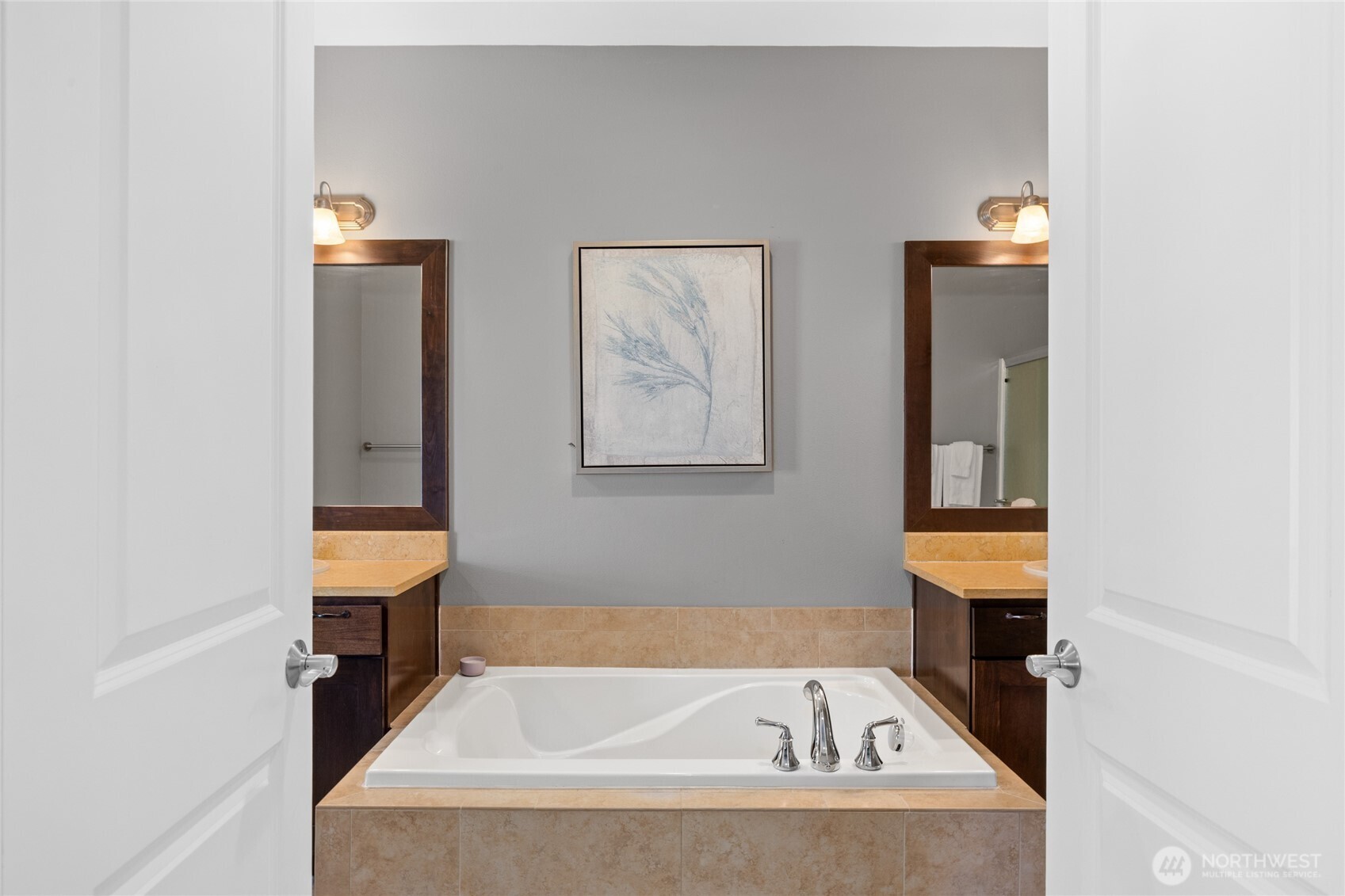 23041 Sunserra Loop Quincy, WA 98848 - Photo 23 of 38 a bathroom with a bathtub and a window