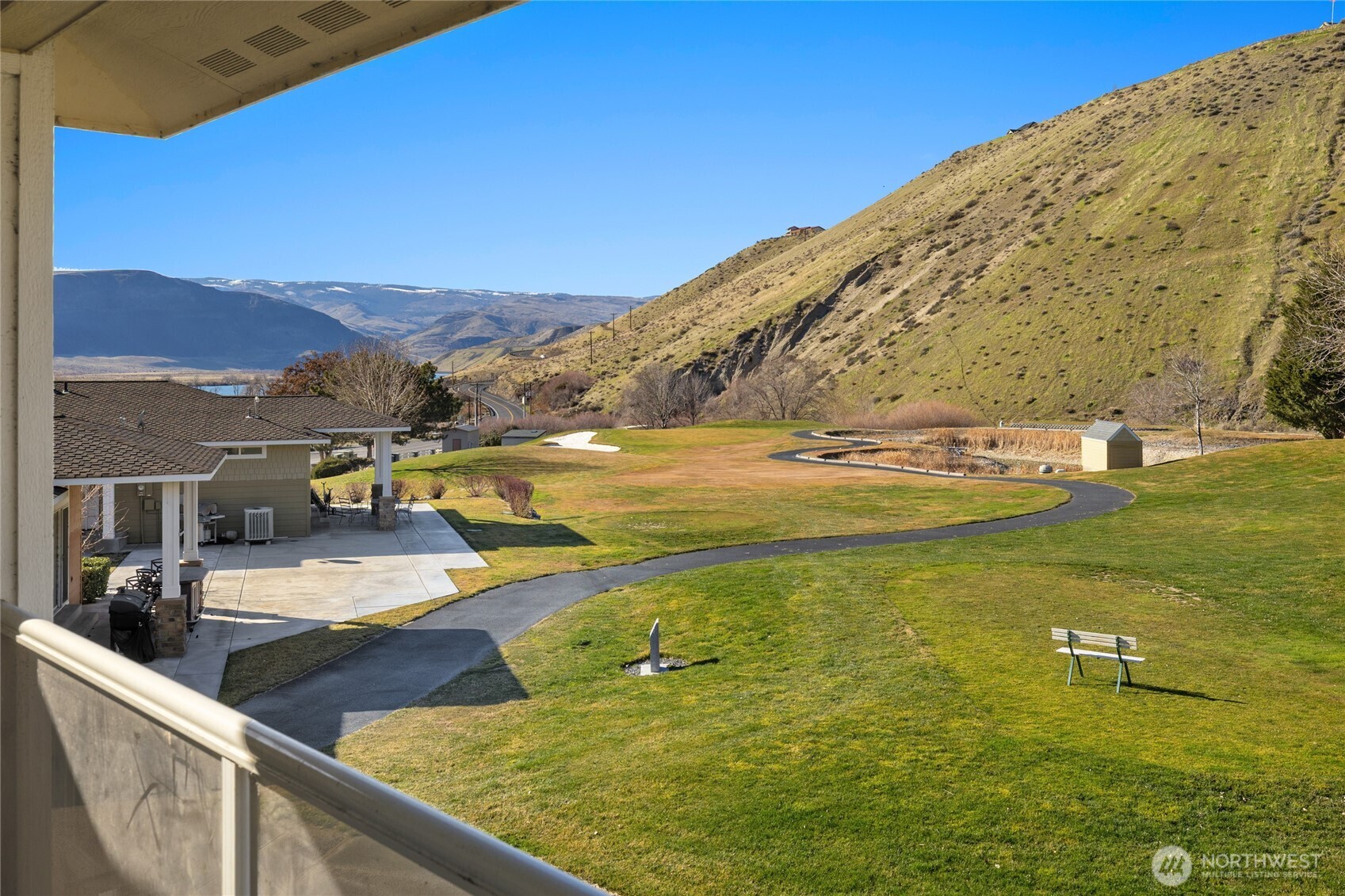 23041 Sunserra Loop Quincy, WA 98848 - Photo 27 of 38 a view of an ocean and a mountain