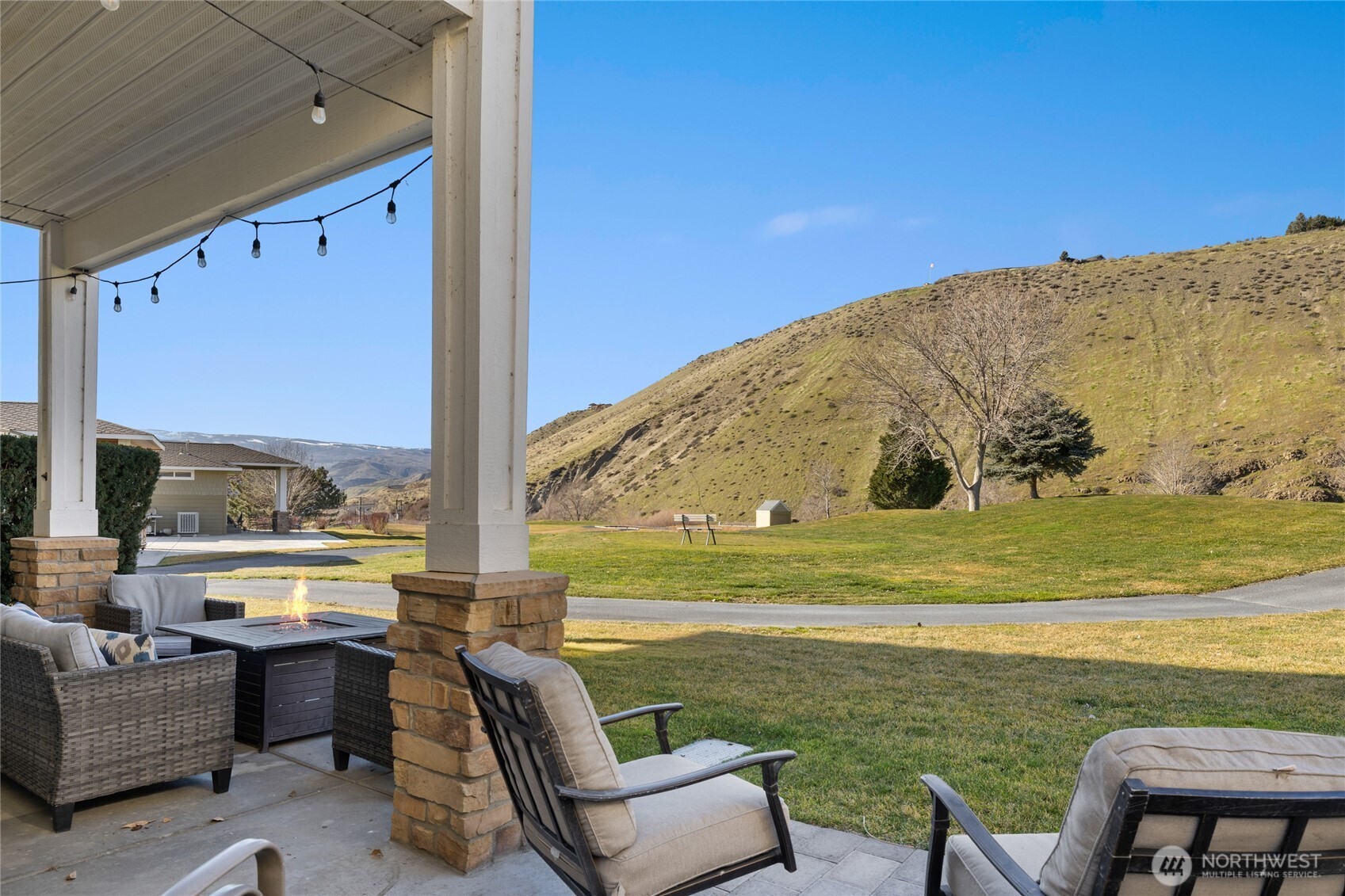 23041 Sunserra Loop Quincy, WA 98848 - Photo 32 of 38 a balcony with table and chairs