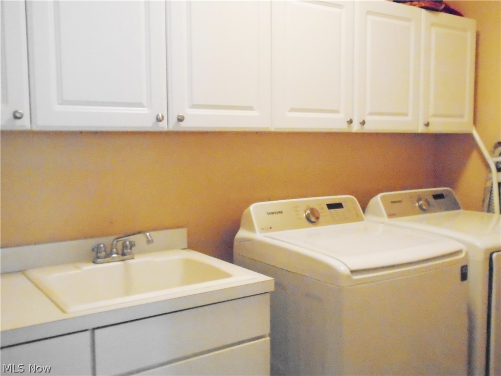 4205 Devonshire Akron, OH 44321 - Photo 21 of 35 First floor master with built in sinks and cabinets.