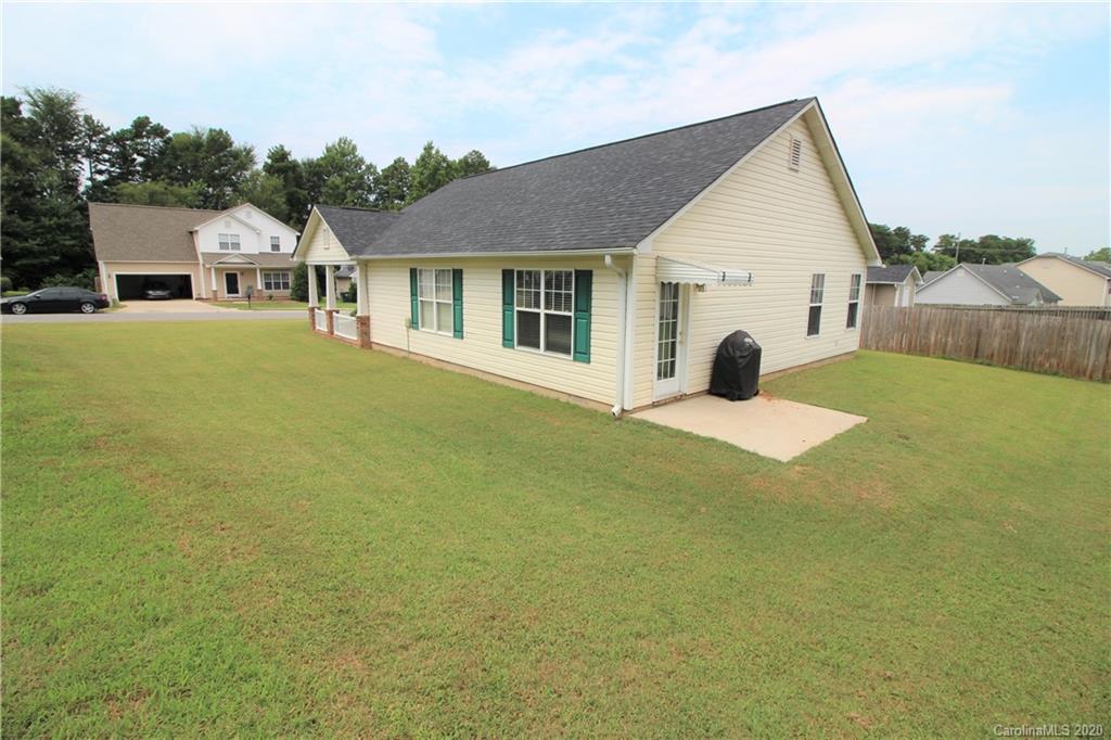 860 Raindrops Road Gastonia, NC 28054 - Photo 2 of 16 Gallery Image 2