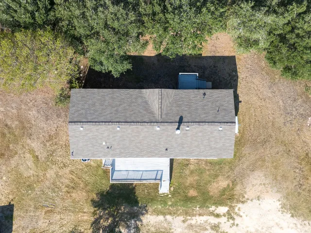 a view of a back yard