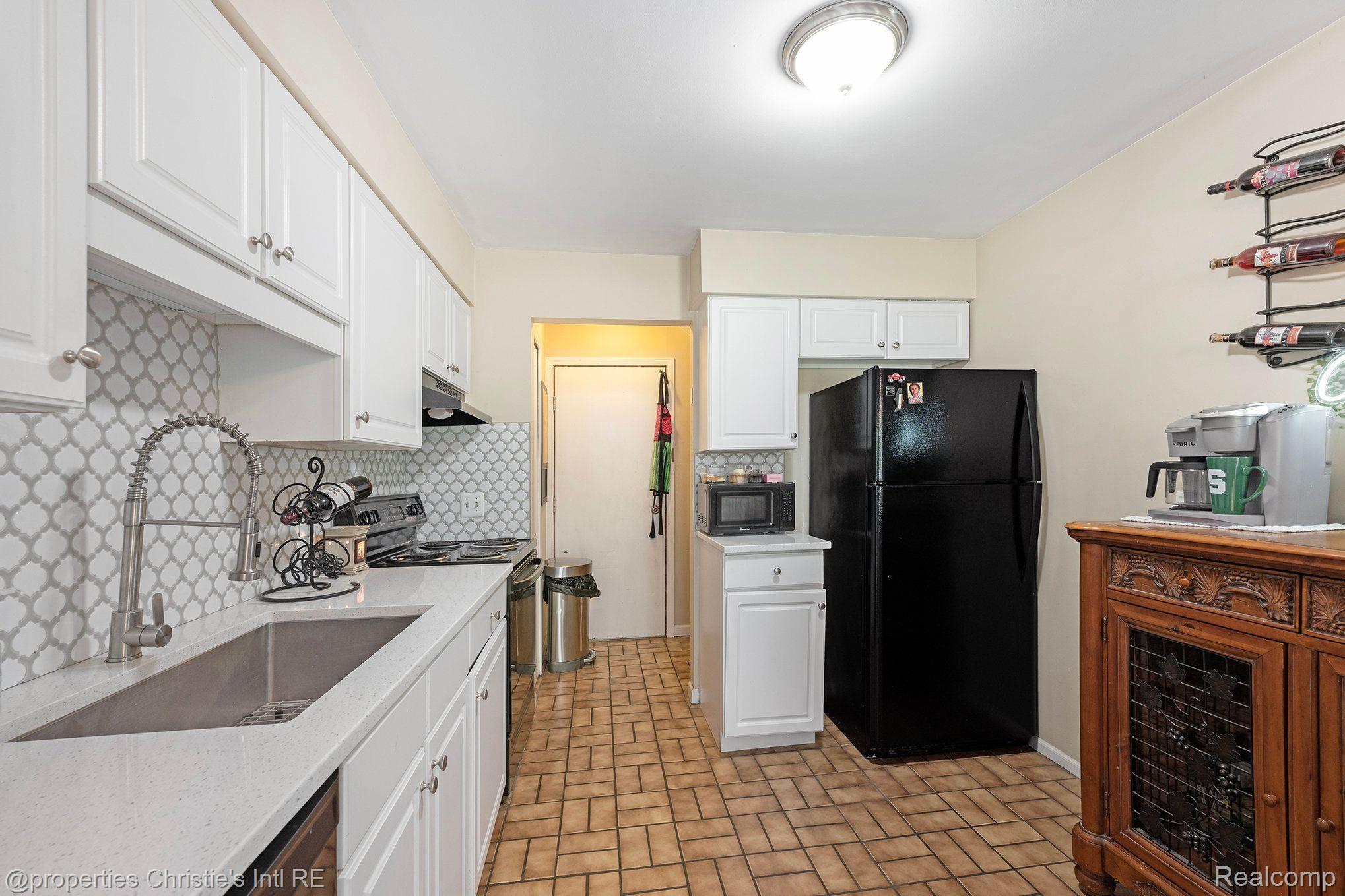 116 Regents Boulevard Troy, MI 48084 - Photo 6 of 38