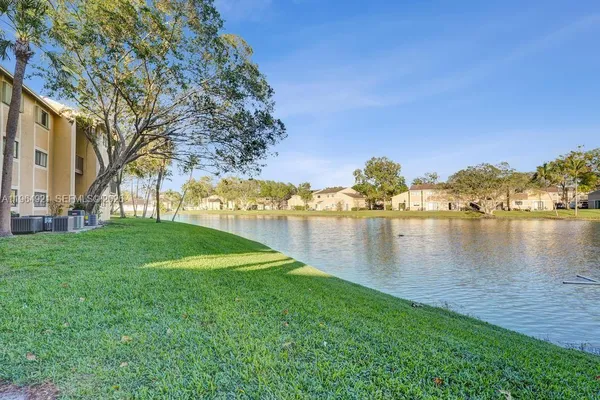$2,050 | 351 Palm Way, Unit 108, Pembroke Pines, FL 33025