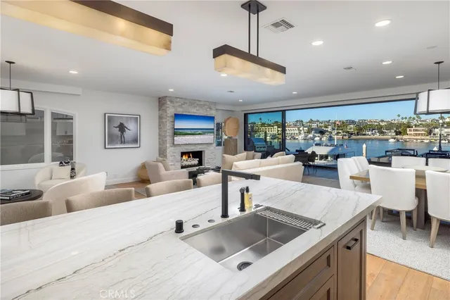 $18,250,000 | 704 Via Lido Nord, Newport Beach, CA 92663