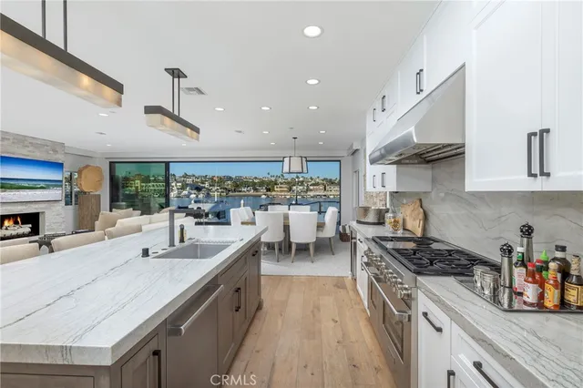 $18,250,000 | 704 Via Lido Nord, Newport Beach, CA 92663
