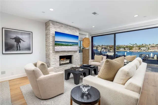 $18,250,000 | 704 Via Lido Nord, Newport Beach, CA 92663