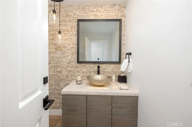 $18,250,000 | 704 Via Lido Nord, Newport Beach, CA 92663