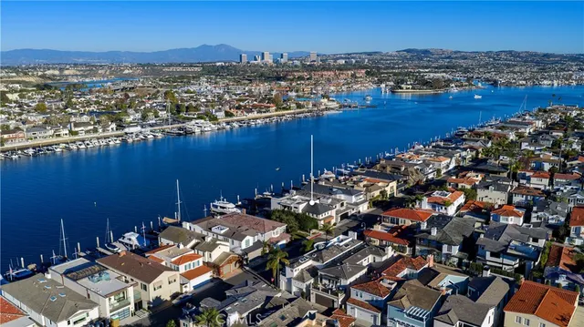$18,250,000 | 704 Via Lido Nord, Newport Beach, CA 92663