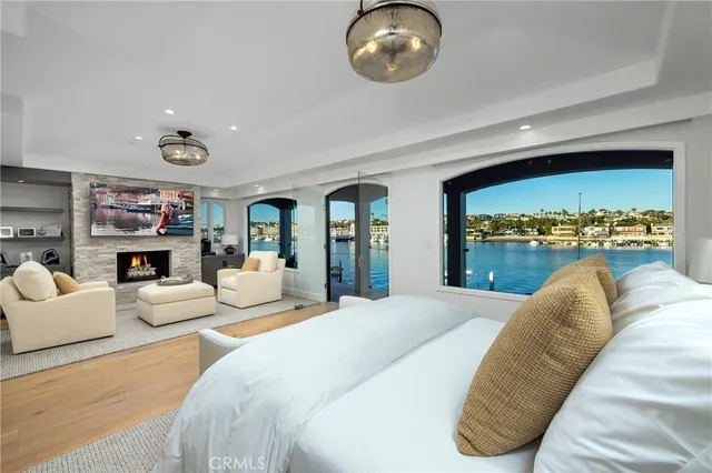 $18,250,000 | 704 Via Lido Nord, Newport Beach, CA 92663