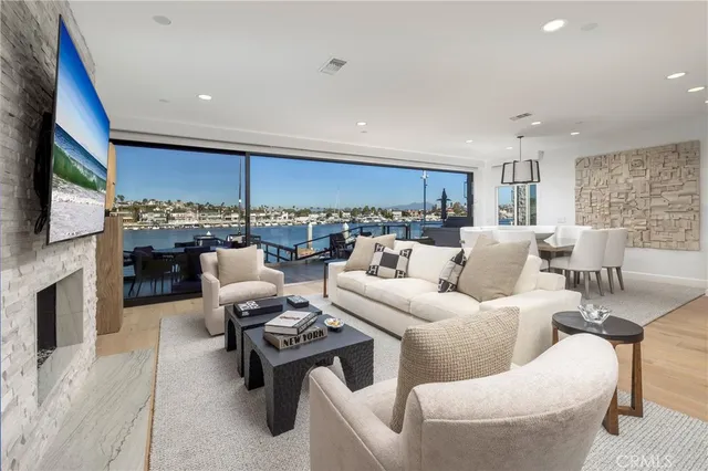 $18,250,000 | 704 Via Lido Nord, Newport Beach, CA 92663