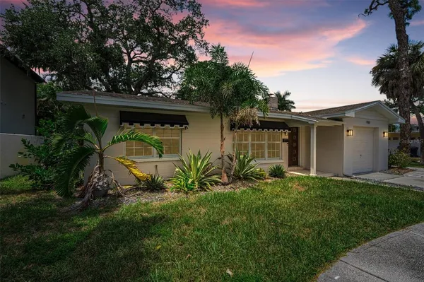 $649,000 | 910 Snell Isle Boulevard Northeast, St. Petersburg, FL 33704