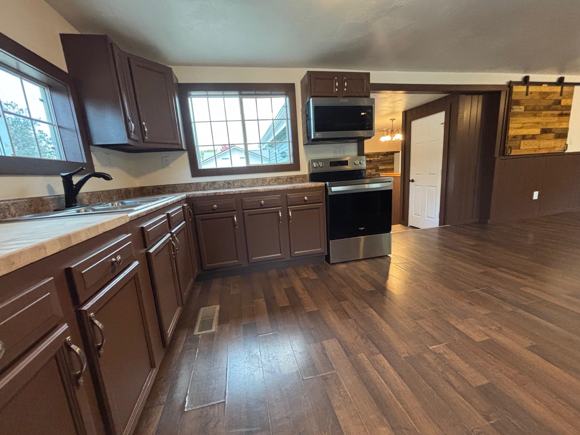 810 8th Alley Crivitz, WI 54114 - Photo 8 of 38