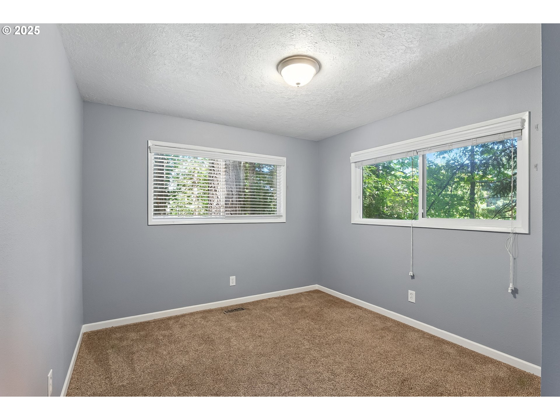 4718 Southwest Miles Court Portland, OR 97219 - Photo 17 of 34 Duplex
