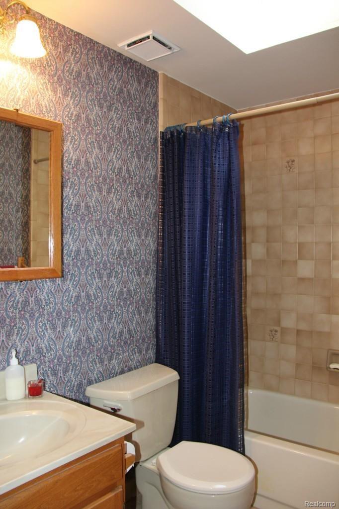 8234 Riverside Drive Brighton, MI 48116 - Photo 25 of 35 2nd Floor Full Bath.jpg