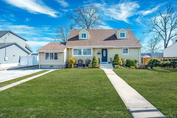 $630,000 | 690 North Delaware Avenue, Lindenhurst, NY 11757