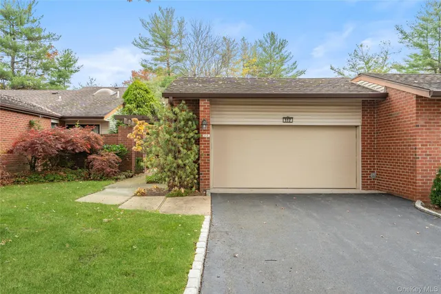 $1,325,000 | 117 Eagles Crescent, Manhasset, NY 11030