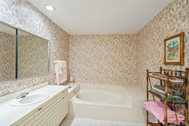 $1,325,000 | 117 Eagles Crescent, Manhasset, NY 11030