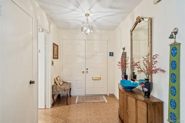 $1,325,000 | 117 Eagles Crescent, Manhasset, NY 11030