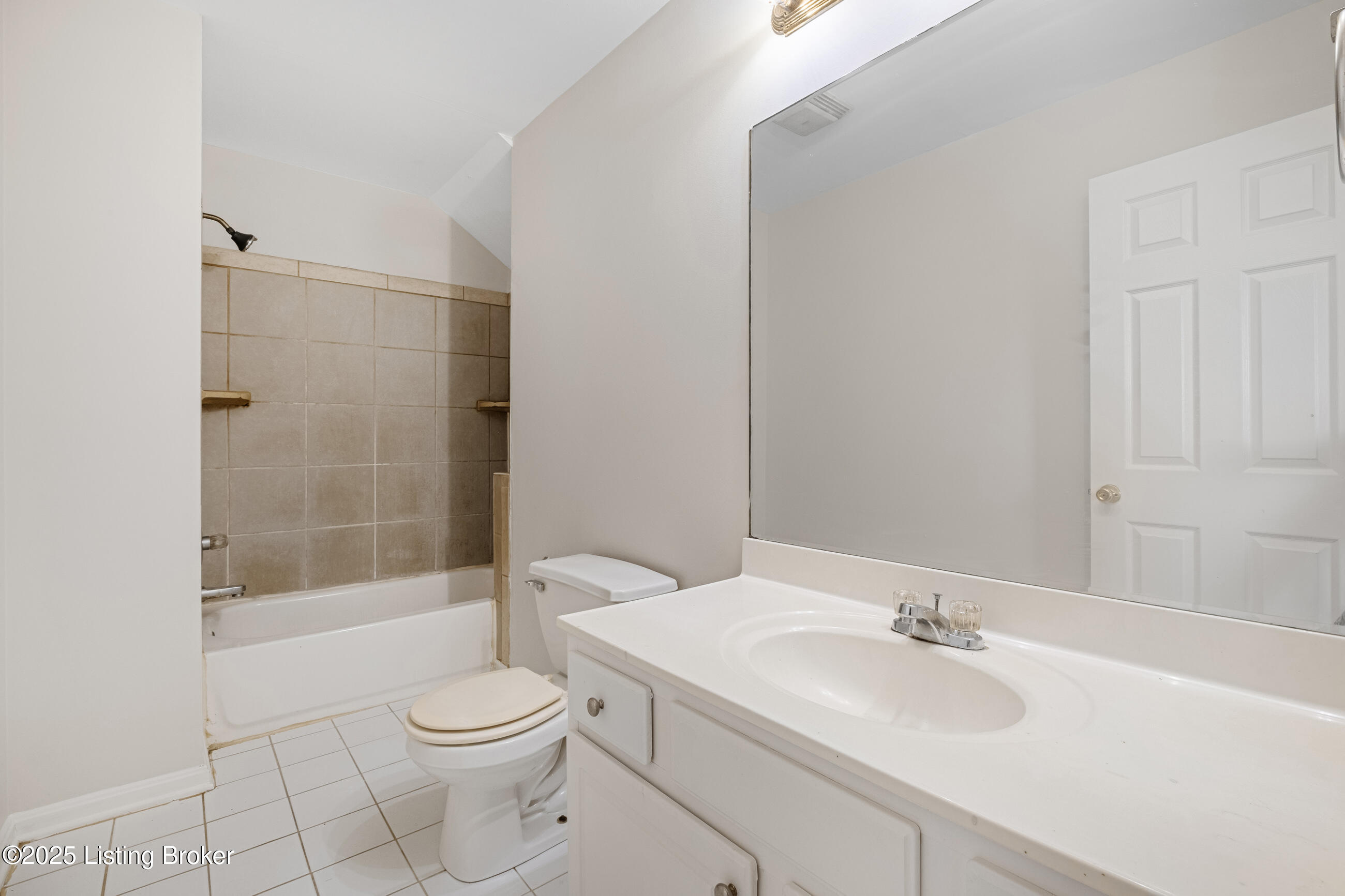 8803 Riley Avenue Louisville, KY 40242 - Photo 20 of 35 8803riley_louisvillerealestatemedia_073