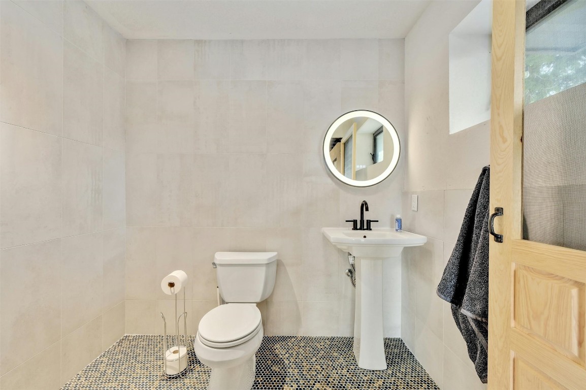 640 Ghost Dancer Fischer, TX 78623 - Photo 11 of 40 a bathroom with a toilet a sink and a mirror