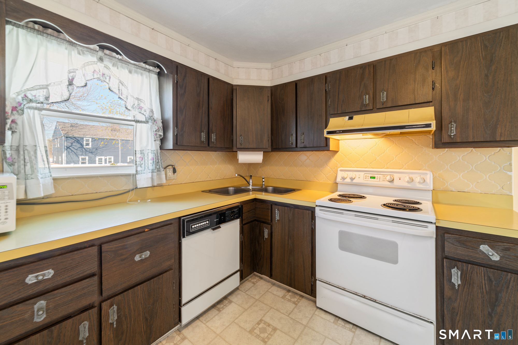 54 Coolridge Road Milford, CT 06460 - Photo 7 of 37