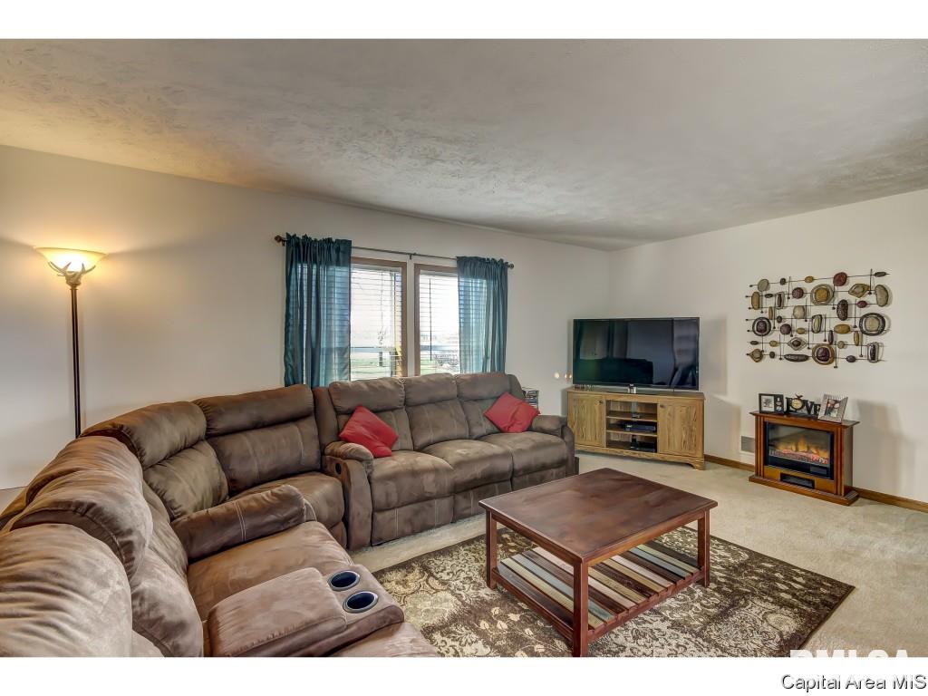 8650 Cardinal Hill Road Rochester, IL 62563 - Photo 5 of 32