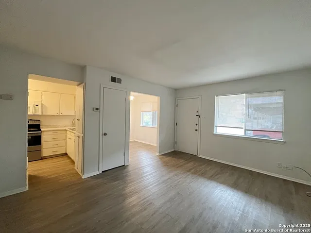 $895 | 311 East San Antonio Avenue, Unit 101, Boerne, TX 78006