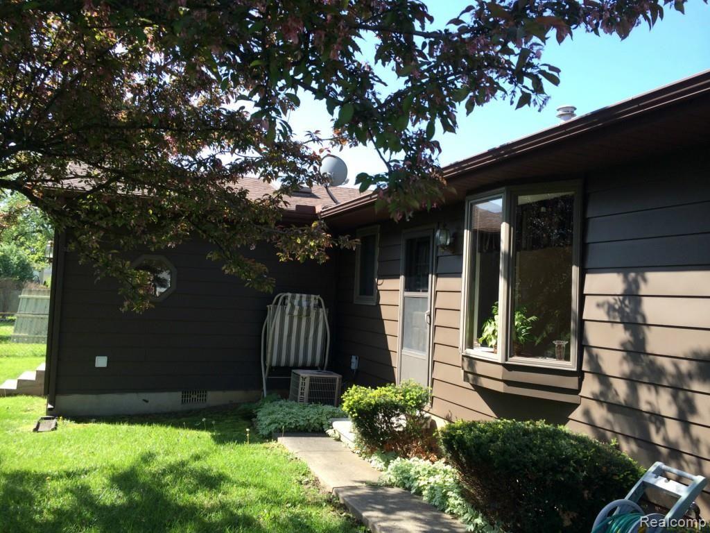 5181 Middleboro Road Grand Blanc, MI 48439 - Photo 12 of 29 5181 middleboro 013.jpg