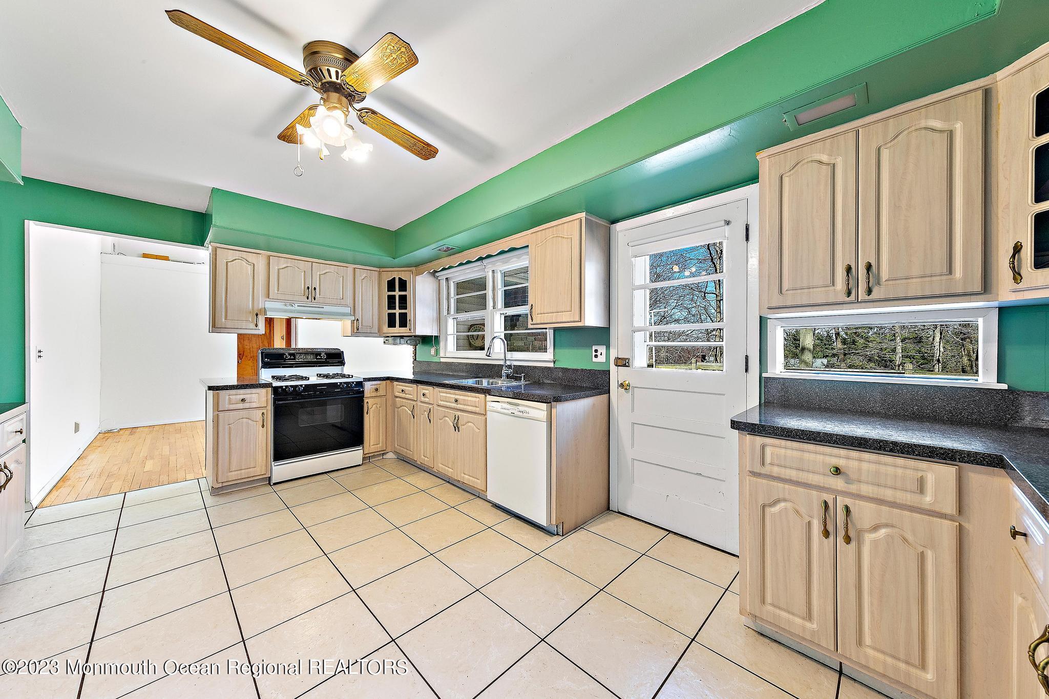 5 Edgewood Drive Holmdel, NJ 07733 - Photo 14 of 46 Kitchen