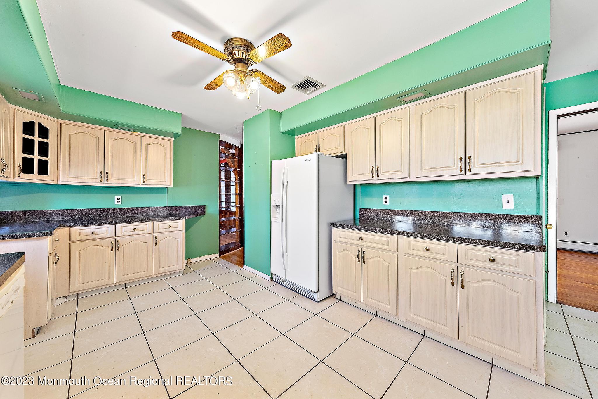 5 Edgewood Drive Holmdel, NJ 07733 - Photo 15 of 46 Kitchen