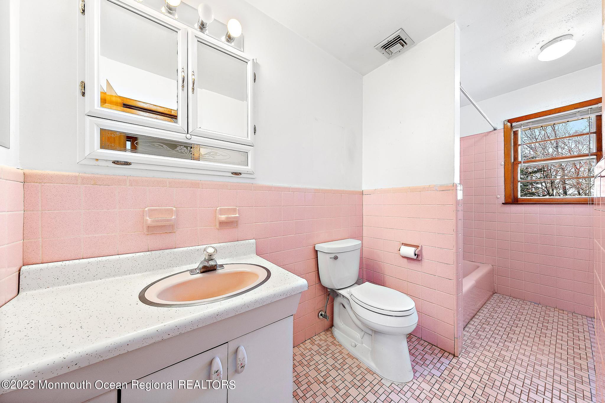 5 Edgewood Drive Holmdel, NJ 07733 - Photo 20 of 46 Bathroom 1