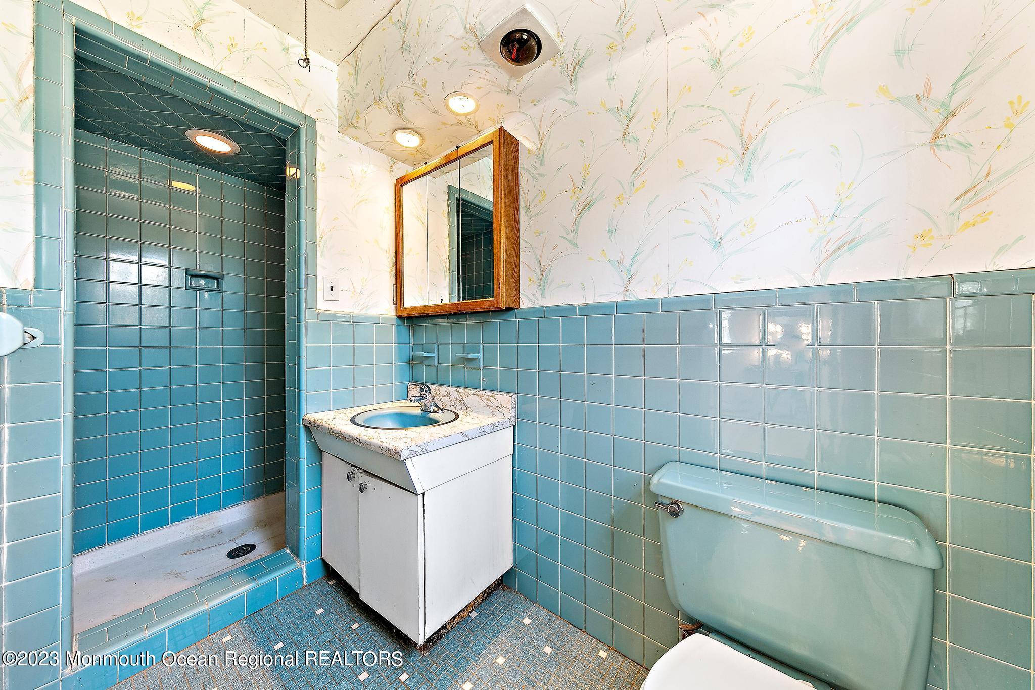 5 Edgewood Drive Holmdel, NJ 07733 - Photo 23 of 46 Master Bathroom