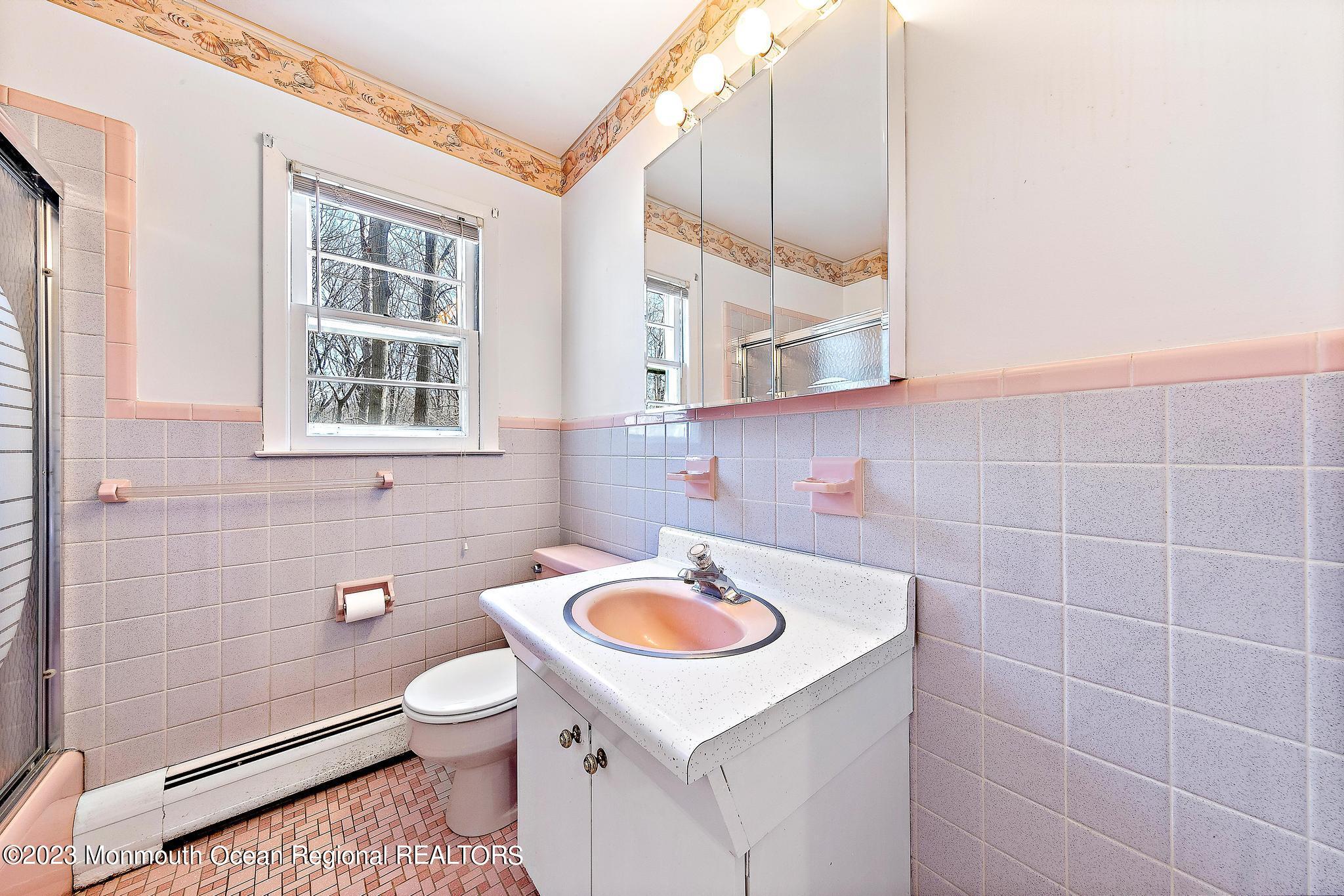 5 Edgewood Drive Holmdel, NJ 07733 - Photo 26 of 46 Main Bathroom