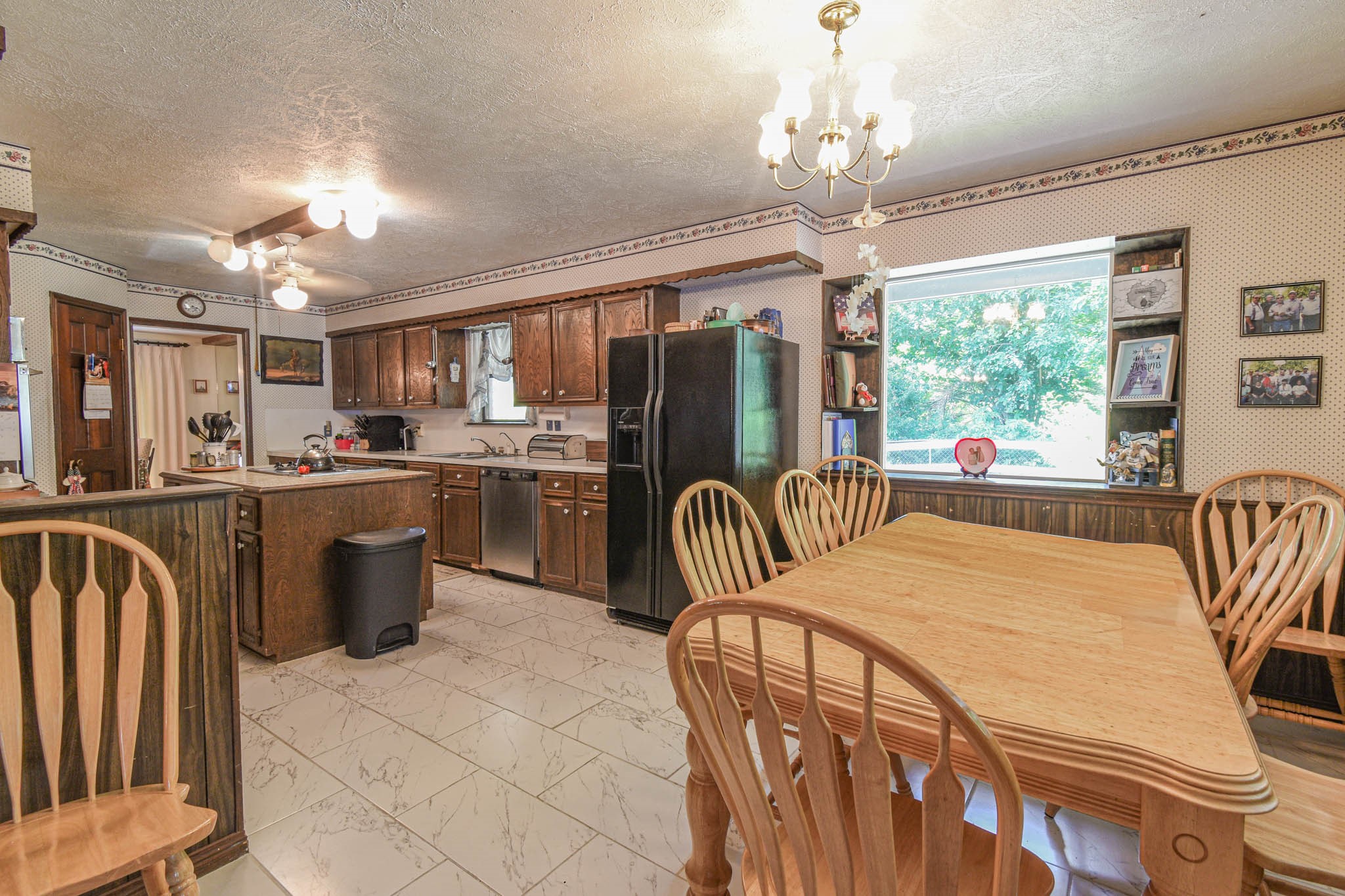 4503 Allen-Genoa Road Pasadena, TX 77504 - Photo 11 of 50 LARGE BREAKFAST AREA. NOTICE THE FRAMELESS PICTURE WINDOWS.