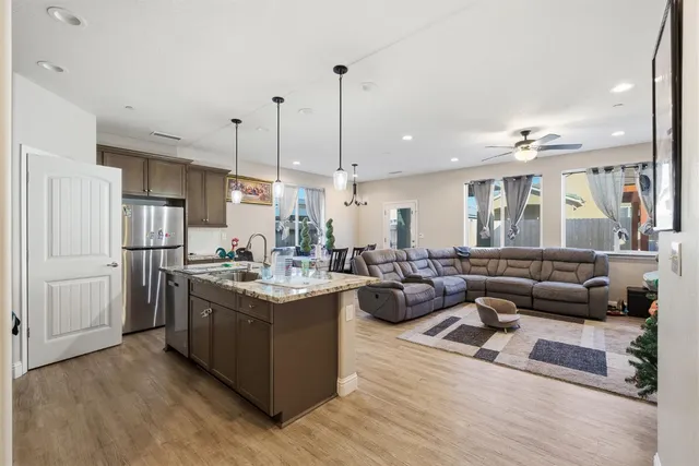 $470,000 | 986 South Walnut Avenue, Kerman, CA 93630