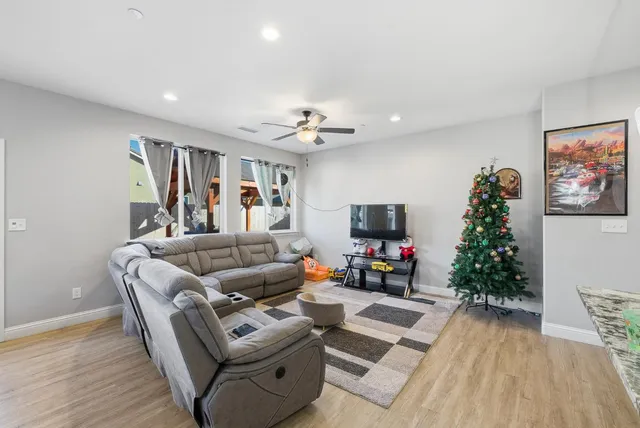 $470,000 | 986 South Walnut Avenue, Kerman, CA 93630